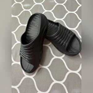 HOKA One One Black Slides Sandals Waterproof Unisex M 8 / W 10